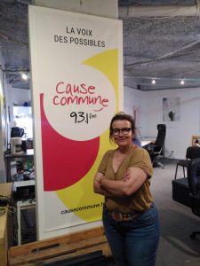 Cécile Duflot au studio devant le kakemono « Cause Commune 93.1 FM, la voix des possibles »